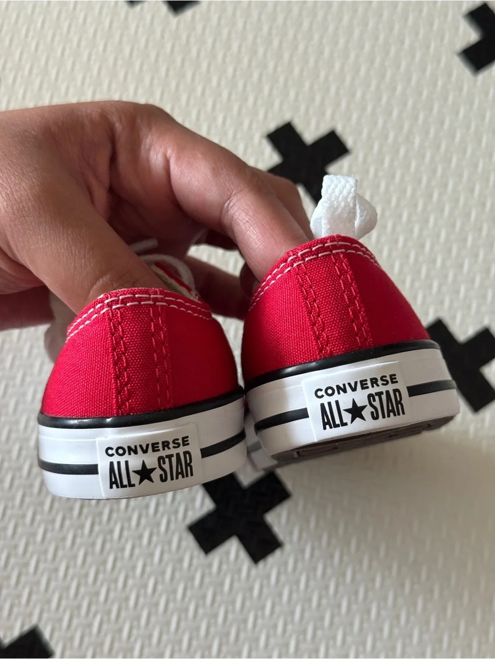 Infant converse chuck taylor low top in red size 6 NIB